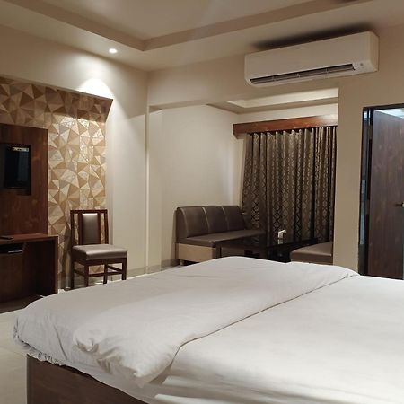 Hotel Apratim Lodging & Boarding Ulhāsnagar المظهر الخارجي الصورة