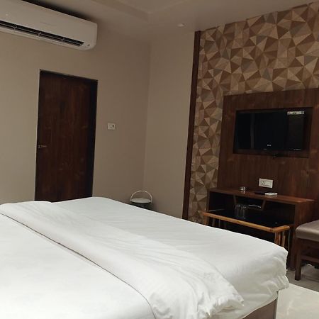 Hotel Apratim Lodging & Boarding Ulhāsnagar المظهر الخارجي الصورة