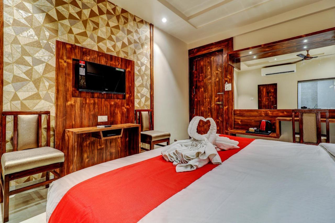Hotel Apratim Lodging & Boarding Ulhāsnagar المظهر الخارجي الصورة