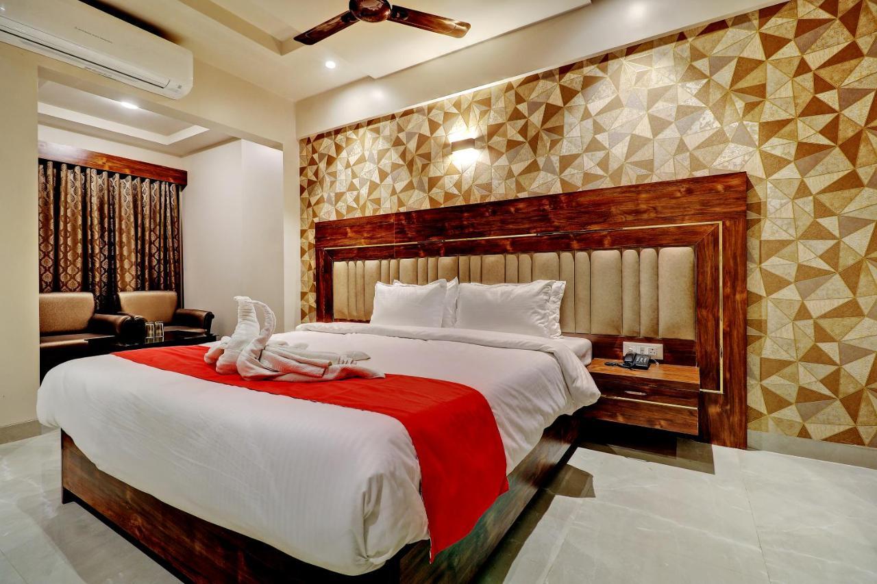 Hotel Apratim Lodging & Boarding Ulhāsnagar المظهر الخارجي الصورة