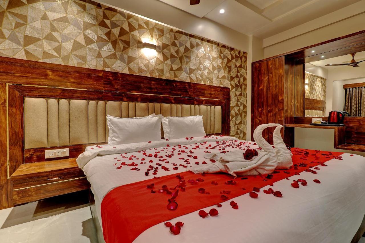 Hotel Apratim Lodging & Boarding Ulhāsnagar المظهر الخارجي الصورة