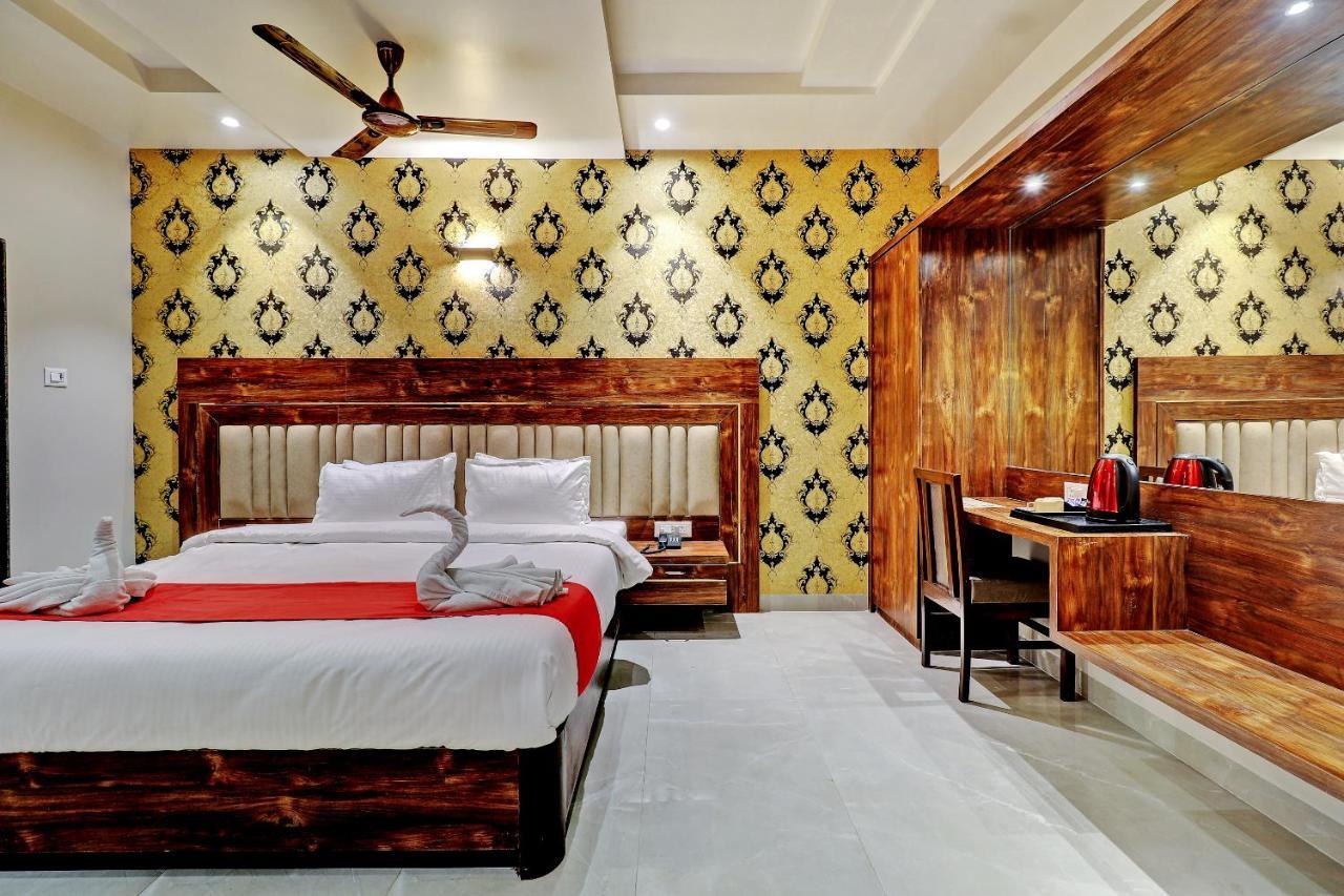 Hotel Apratim Lodging & Boarding Ulhāsnagar المظهر الخارجي الصورة
