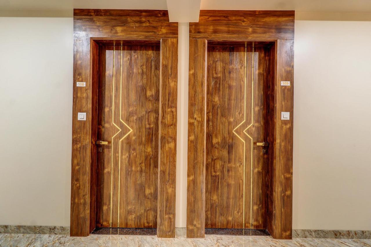 Hotel Apratim Lodging & Boarding Ulhāsnagar المظهر الخارجي الصورة