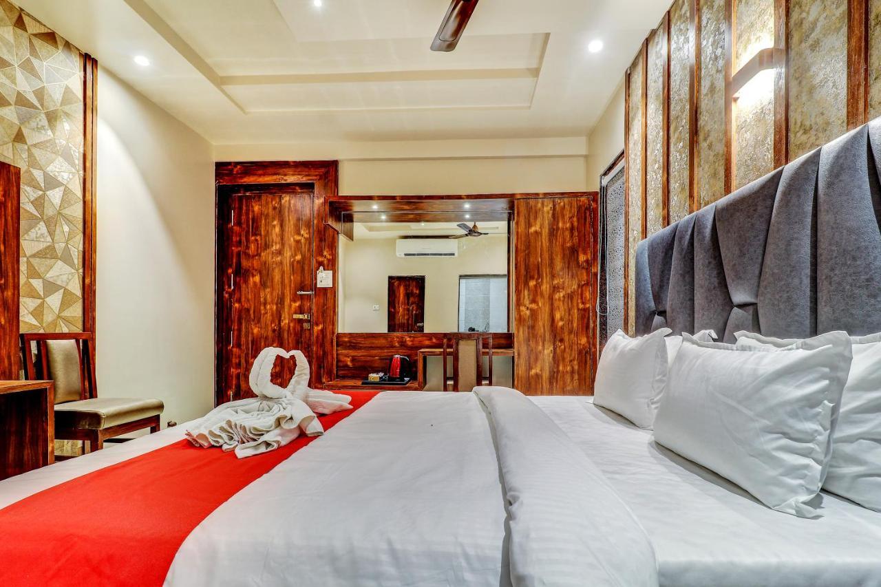 Hotel Apratim Lodging & Boarding Ulhāsnagar المظهر الخارجي الصورة