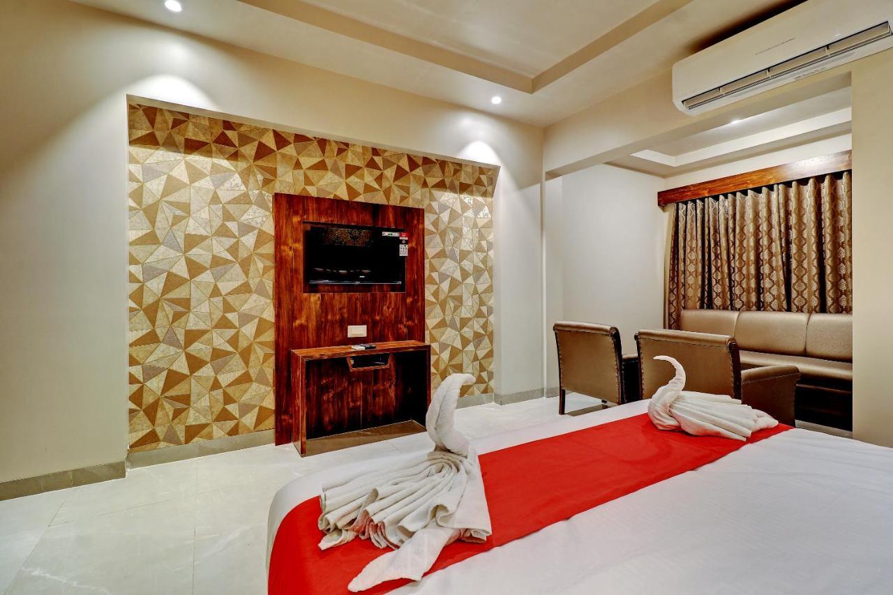 Hotel Apratim Lodging & Boarding Ulhāsnagar المظهر الخارجي الصورة