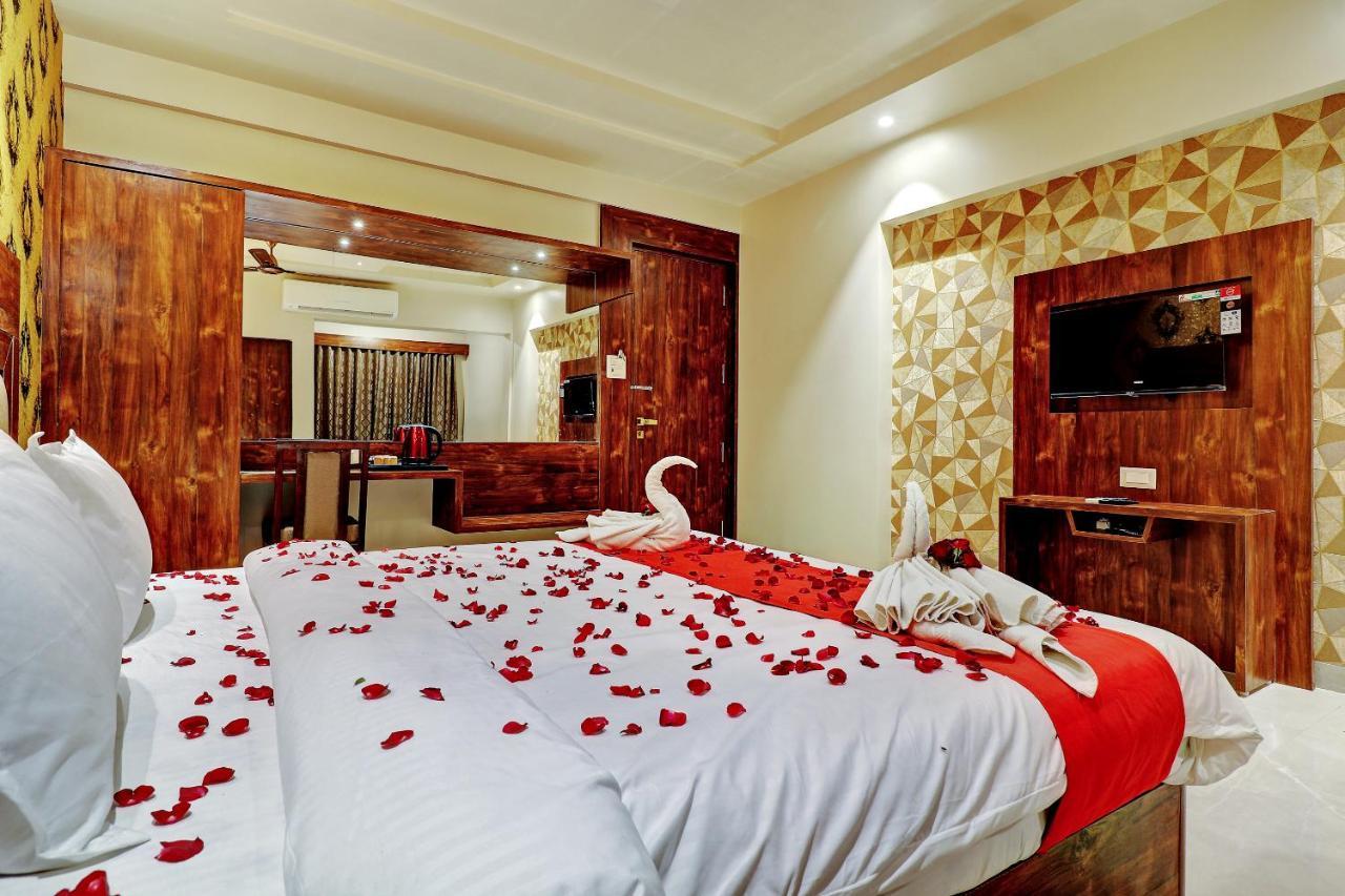 Hotel Apratim Lodging & Boarding Ulhāsnagar المظهر الخارجي الصورة