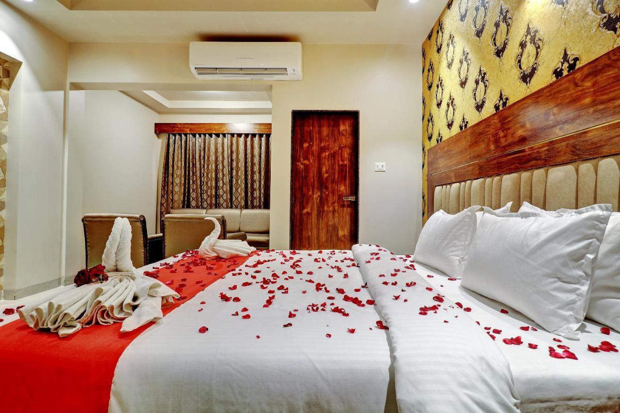 Hotel Apratim Lodging & Boarding Ulhāsnagar المظهر الخارجي الصورة