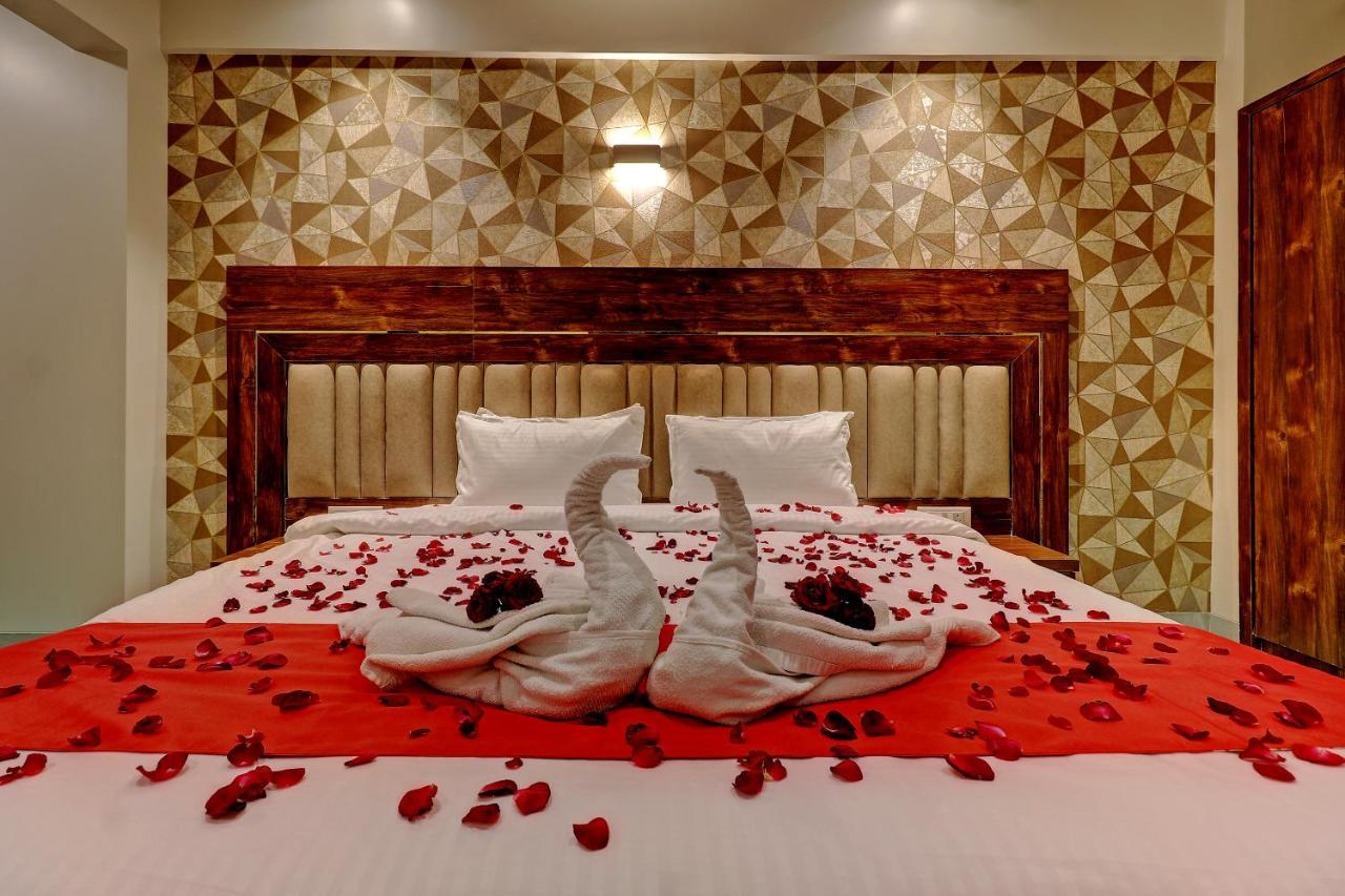 Hotel Apratim Lodging & Boarding Ulhāsnagar المظهر الخارجي الصورة
