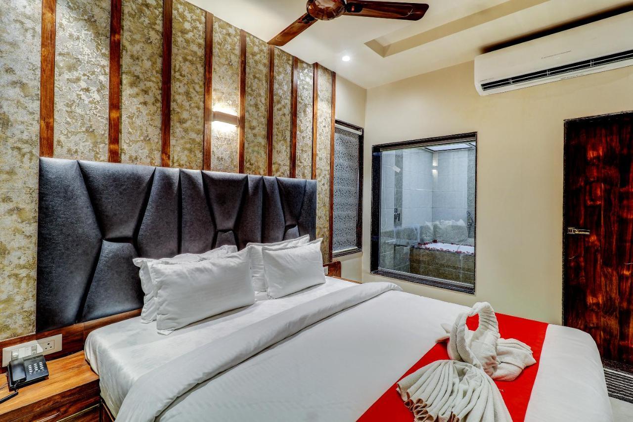 Hotel Apratim Lodging & Boarding Ulhāsnagar المظهر الخارجي الصورة
