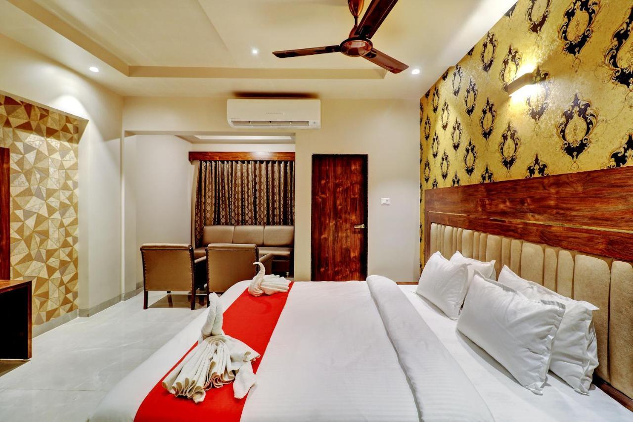 Hotel Apratim Lodging & Boarding Ulhāsnagar المظهر الخارجي الصورة
