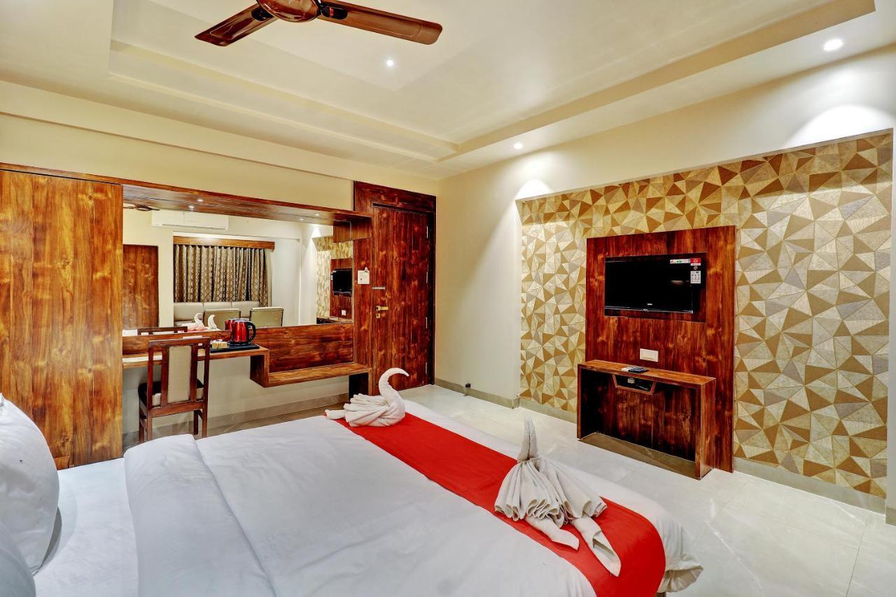 Hotel Apratim Lodging & Boarding Ulhāsnagar المظهر الخارجي الصورة