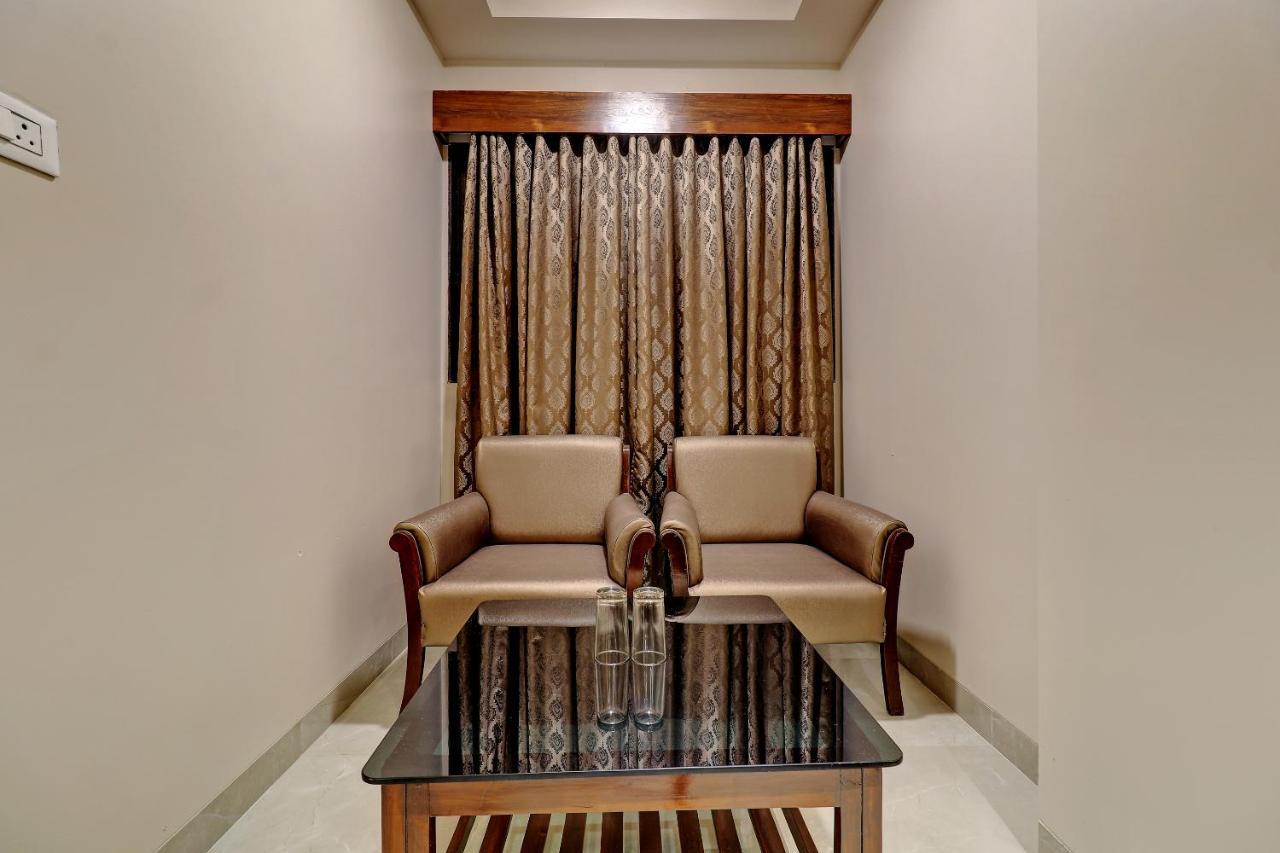 Hotel Apratim Lodging & Boarding Ulhāsnagar المظهر الخارجي الصورة
