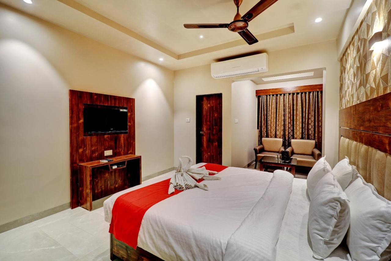 Hotel Apratim Lodging & Boarding Ulhāsnagar المظهر الخارجي الصورة