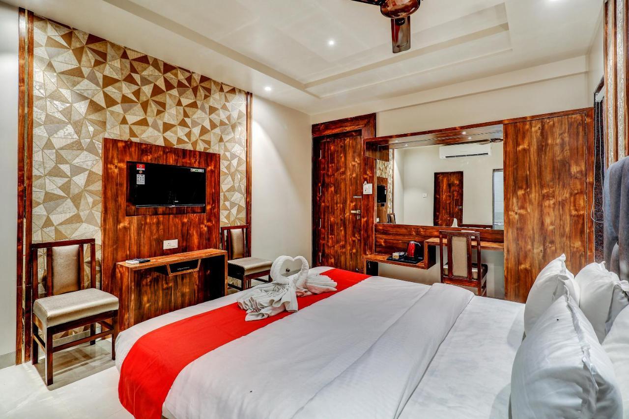 Hotel Apratim Lodging & Boarding Ulhāsnagar المظهر الخارجي الصورة