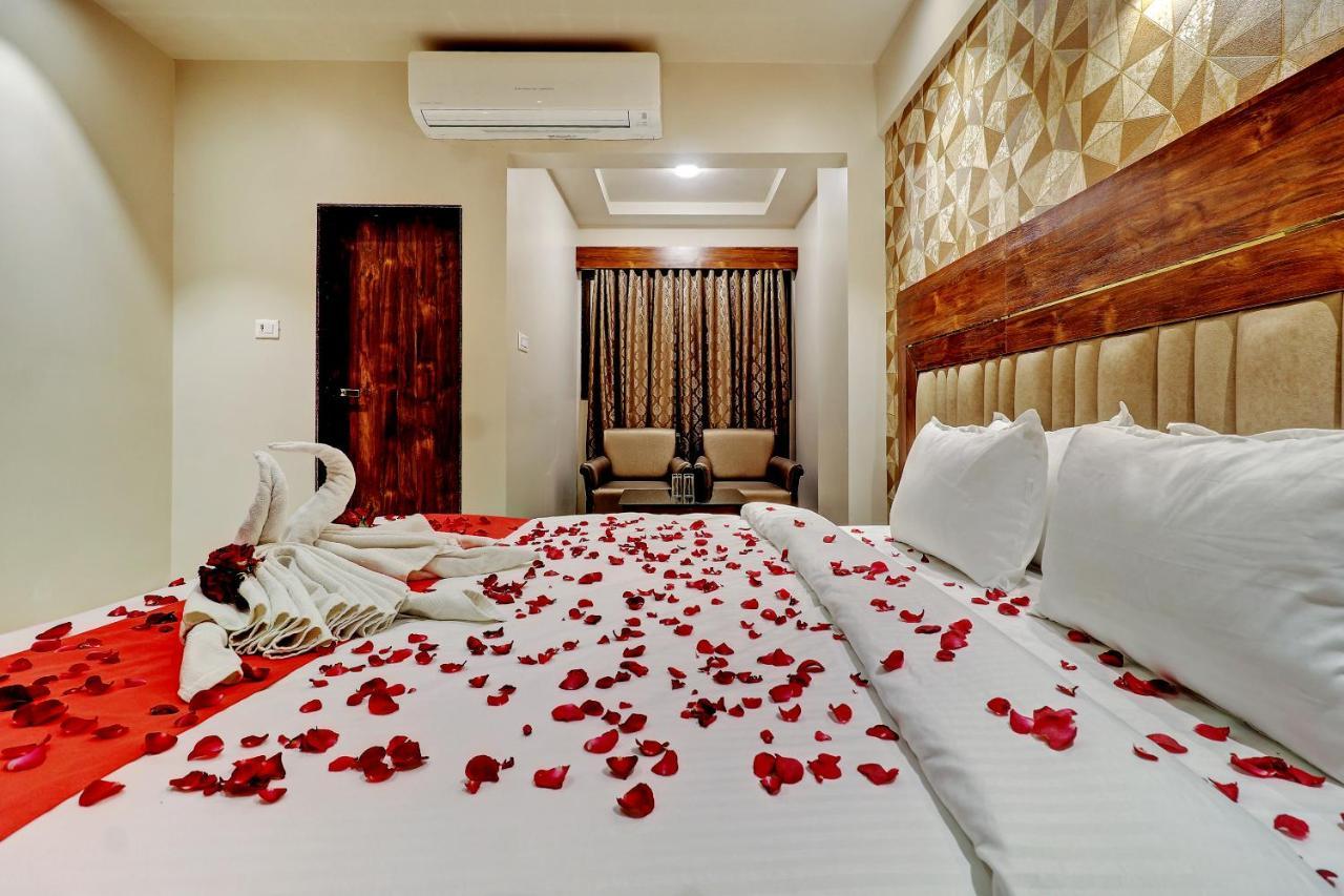Hotel Apratim Lodging & Boarding Ulhāsnagar المظهر الخارجي الصورة