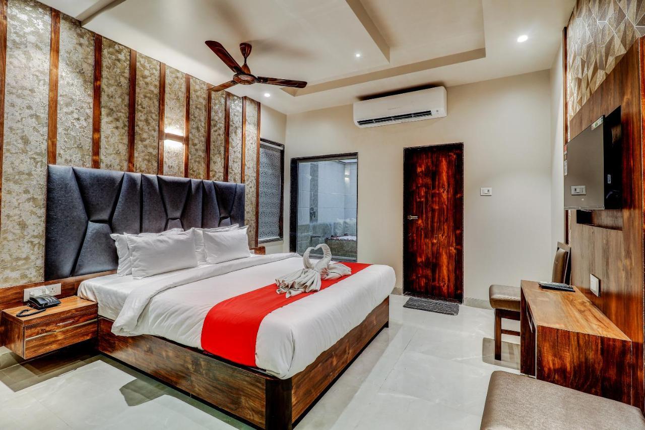 Hotel Apratim Lodging & Boarding Ulhāsnagar المظهر الخارجي الصورة
