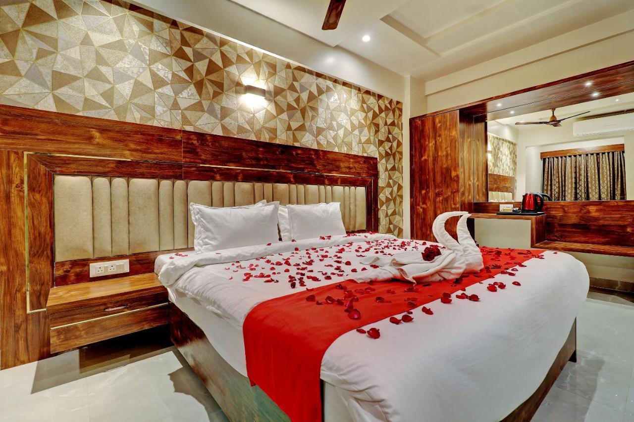 Hotel Apratim Lodging & Boarding Ulhāsnagar المظهر الخارجي الصورة