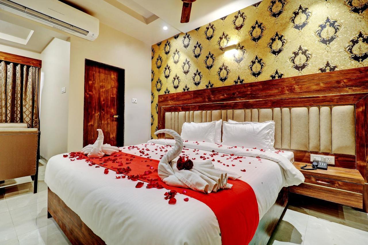 Hotel Apratim Lodging & Boarding Ulhāsnagar المظهر الخارجي الصورة