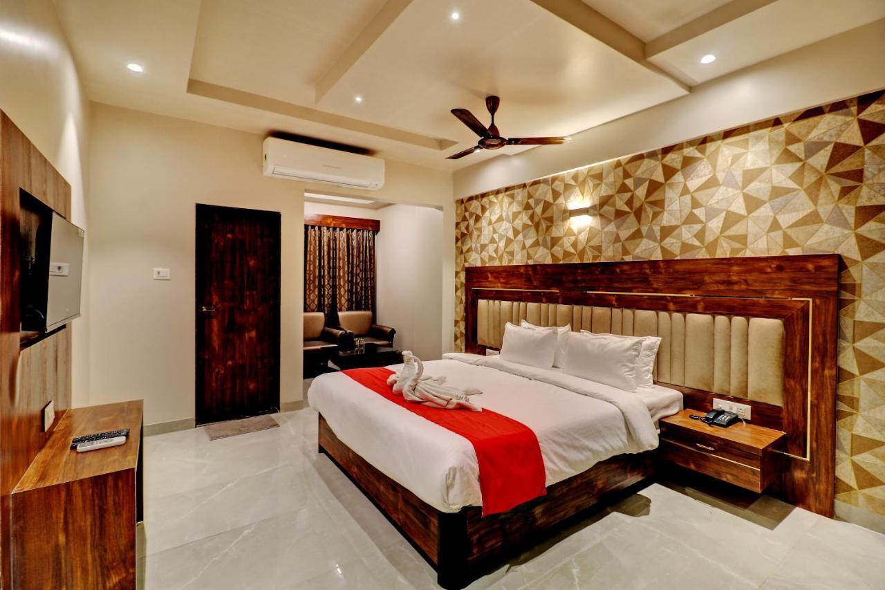 Hotel Apratim Lodging & Boarding Ulhāsnagar المظهر الخارجي الصورة