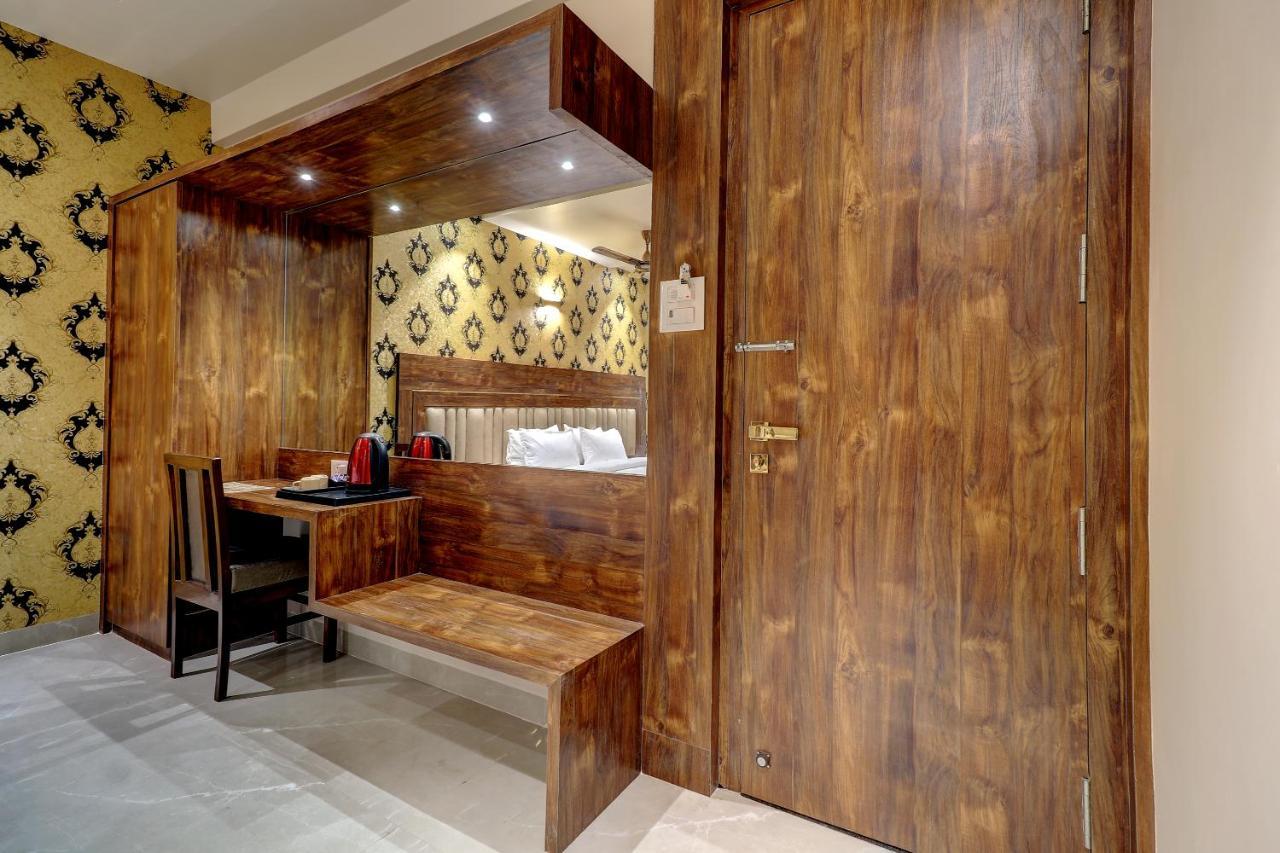Hotel Apratim Lodging & Boarding Ulhāsnagar المظهر الخارجي الصورة