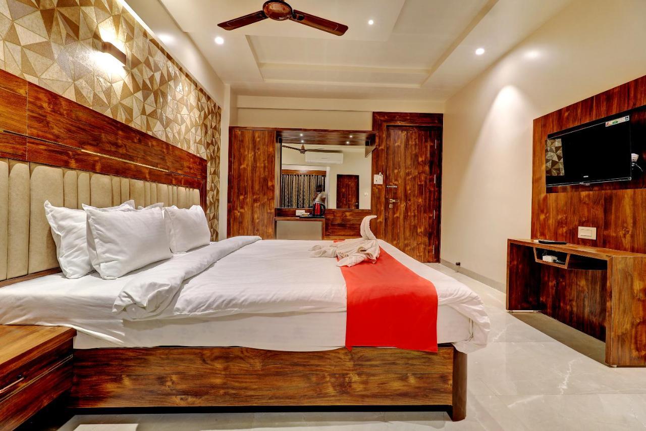 Hotel Apratim Lodging & Boarding Ulhāsnagar المظهر الخارجي الصورة