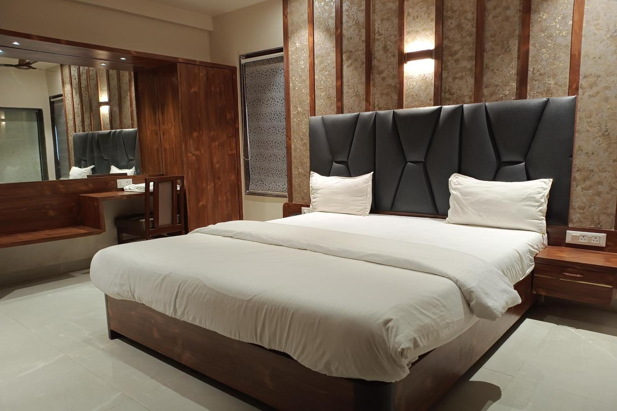 Hotel Apratim Lodging & Boarding Ulhāsnagar المظهر الخارجي الصورة