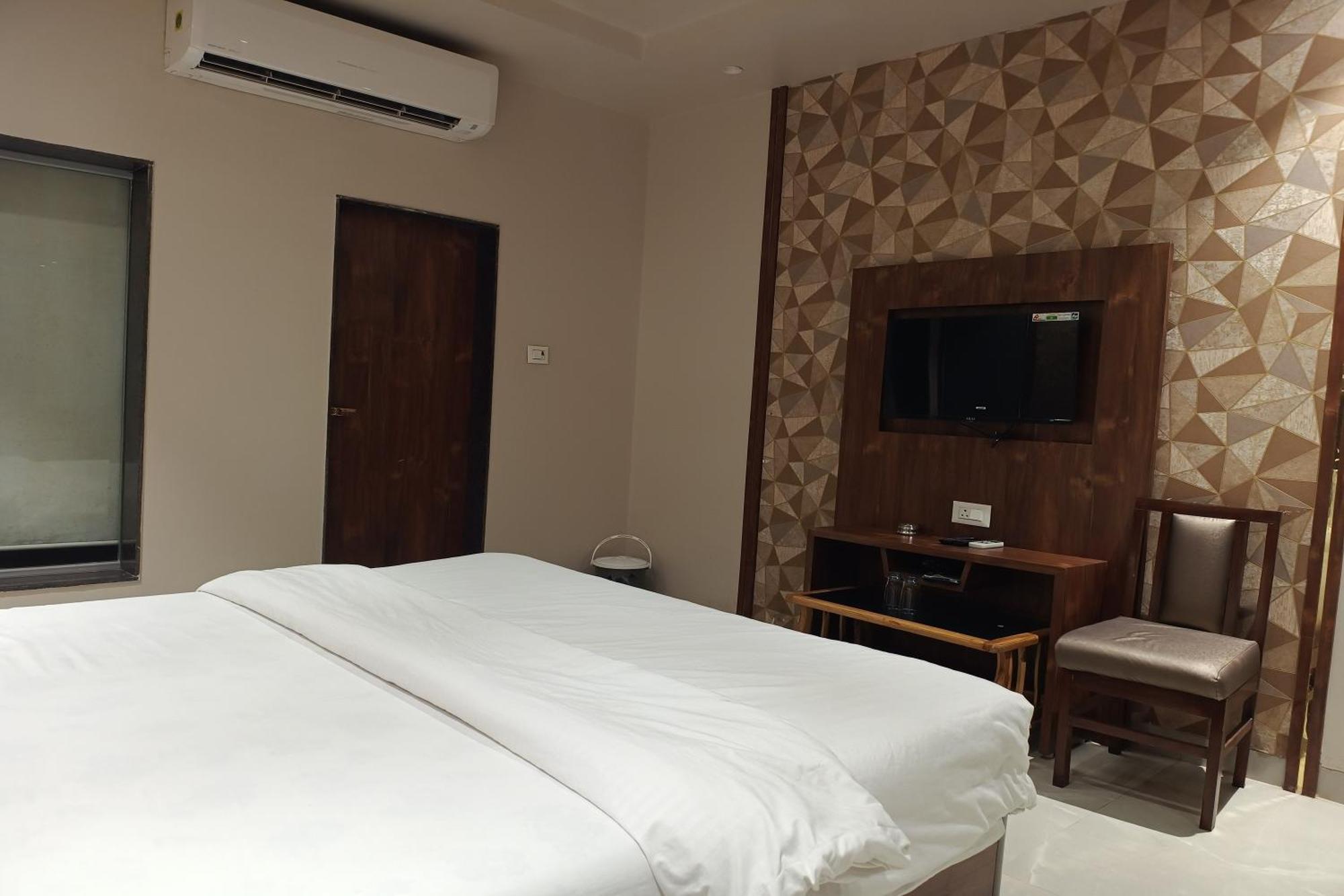 Hotel Apratim Lodging & Boarding Ulhāsnagar المظهر الخارجي الصورة