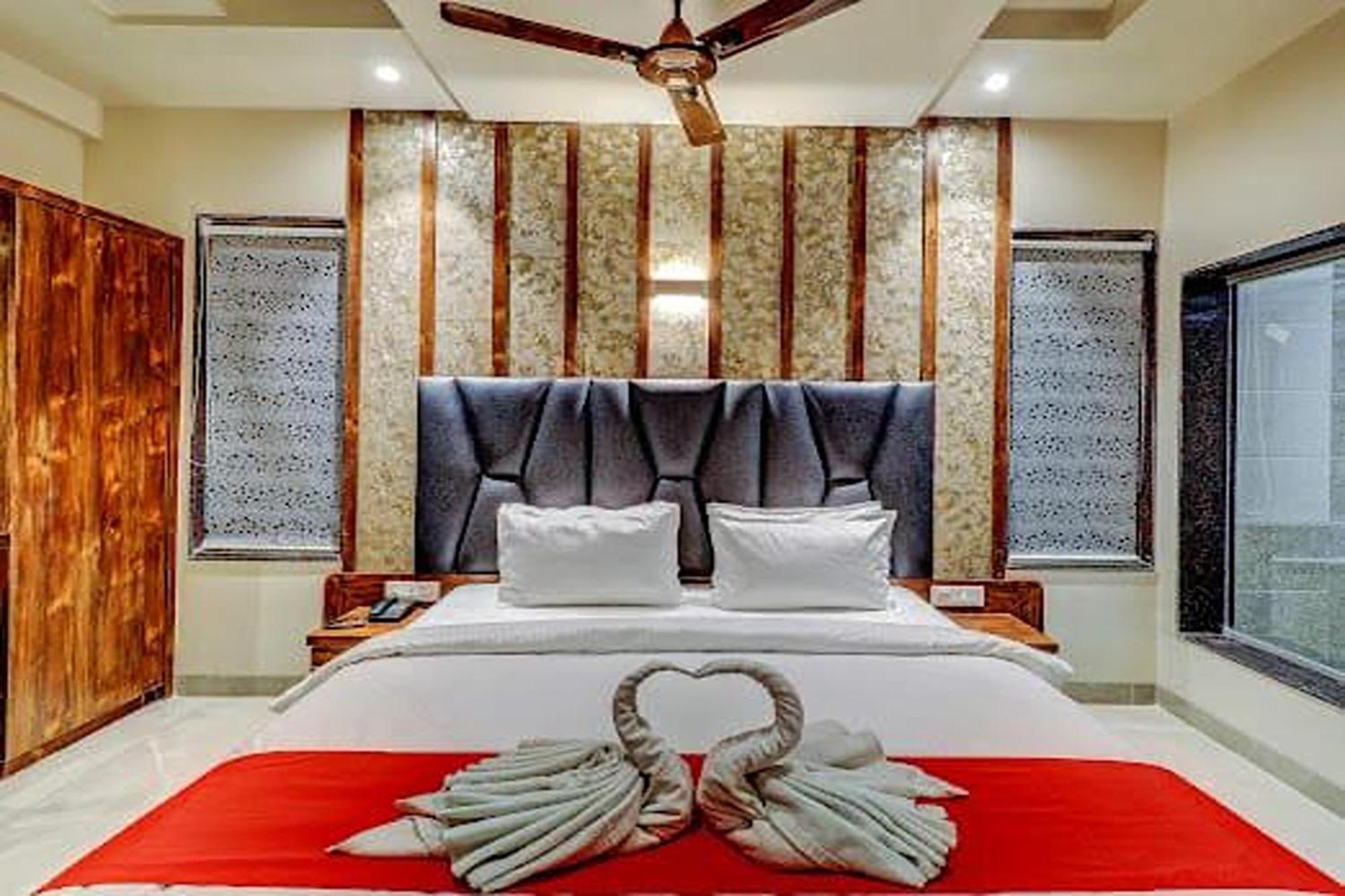Hotel Apratim Lodging & Boarding Ulhāsnagar المظهر الخارجي الصورة