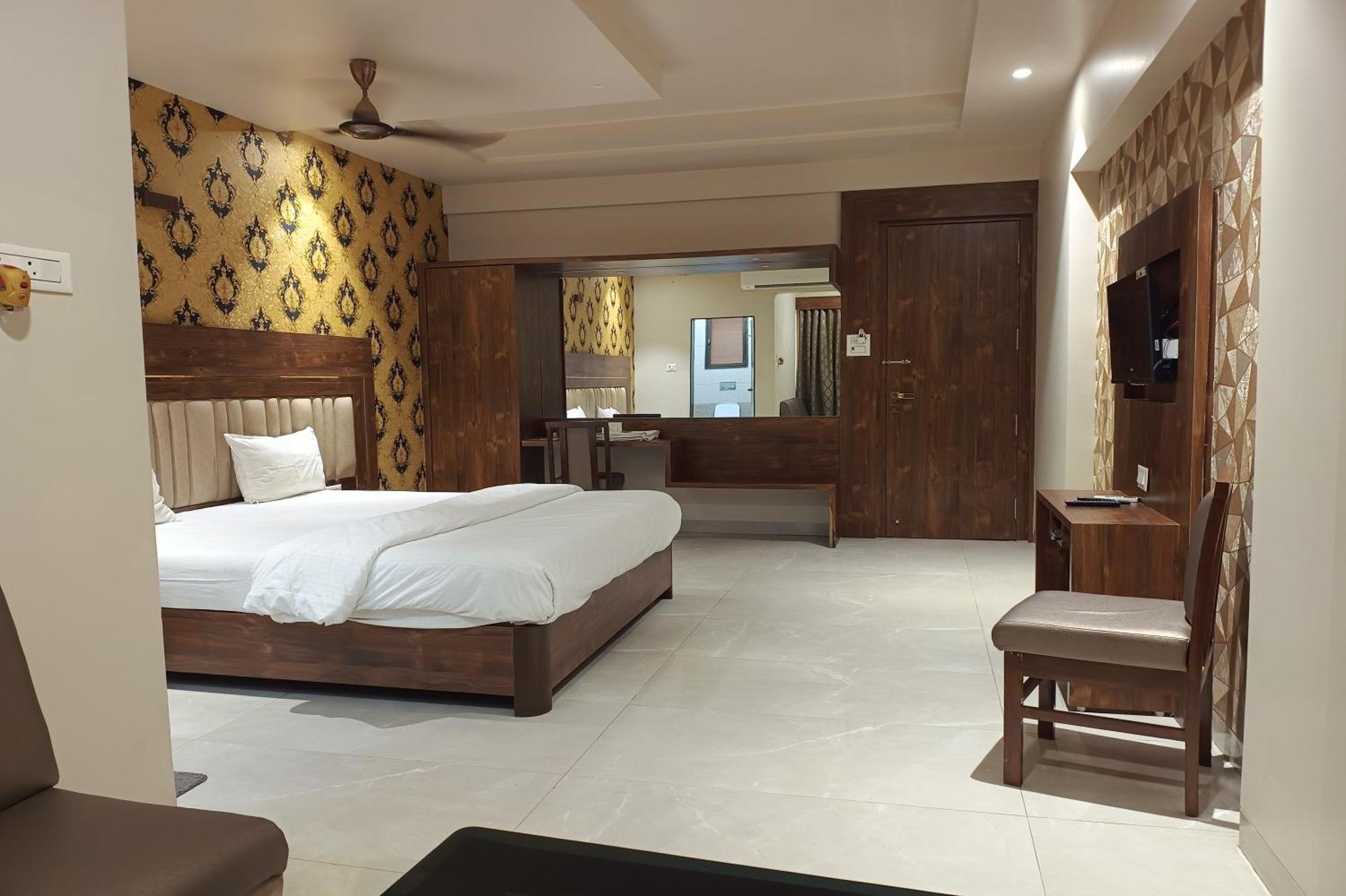 Hotel Apratim Lodging & Boarding Ulhāsnagar المظهر الخارجي الصورة