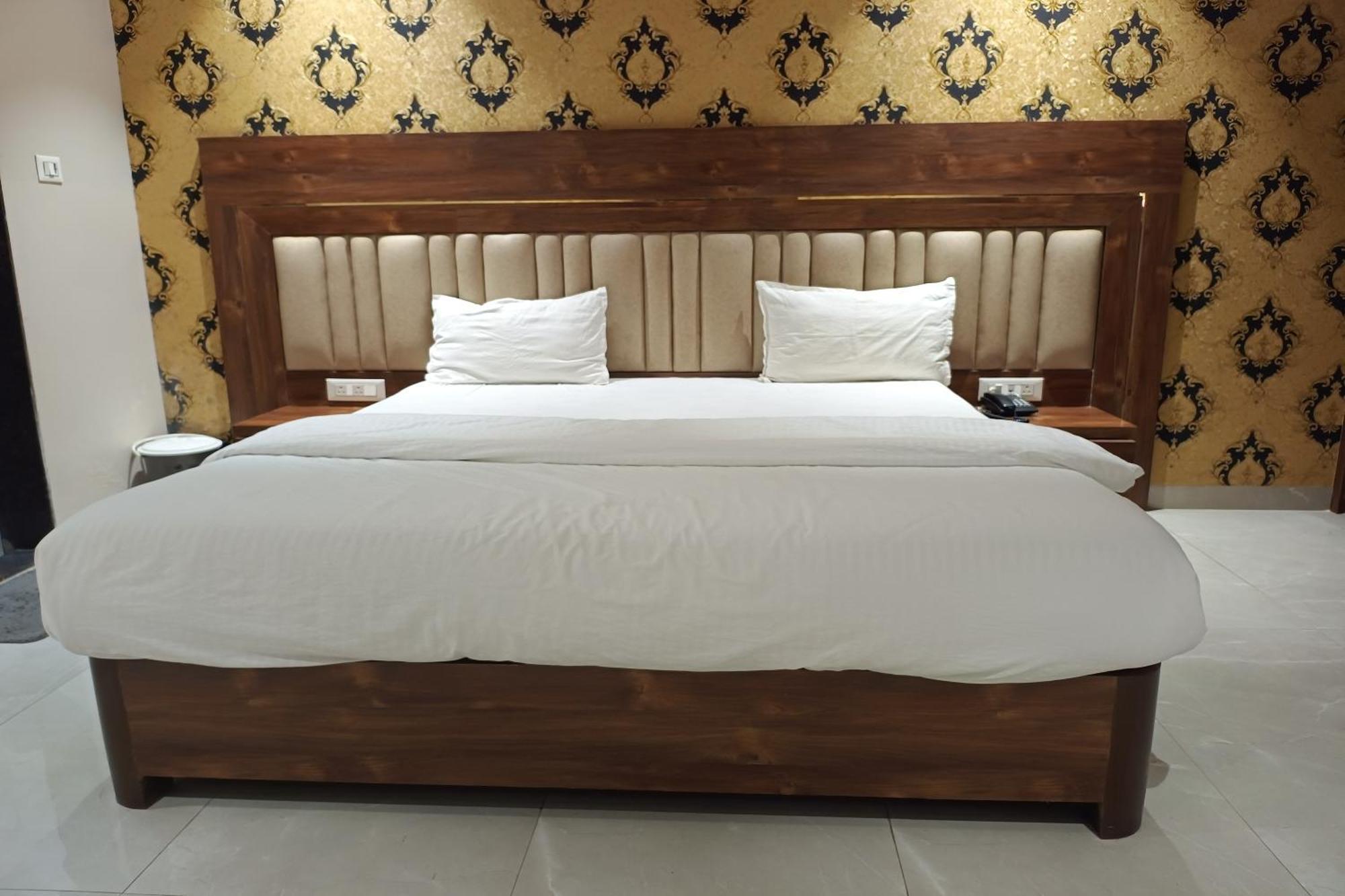 Hotel Apratim Lodging & Boarding Ulhāsnagar المظهر الخارجي الصورة