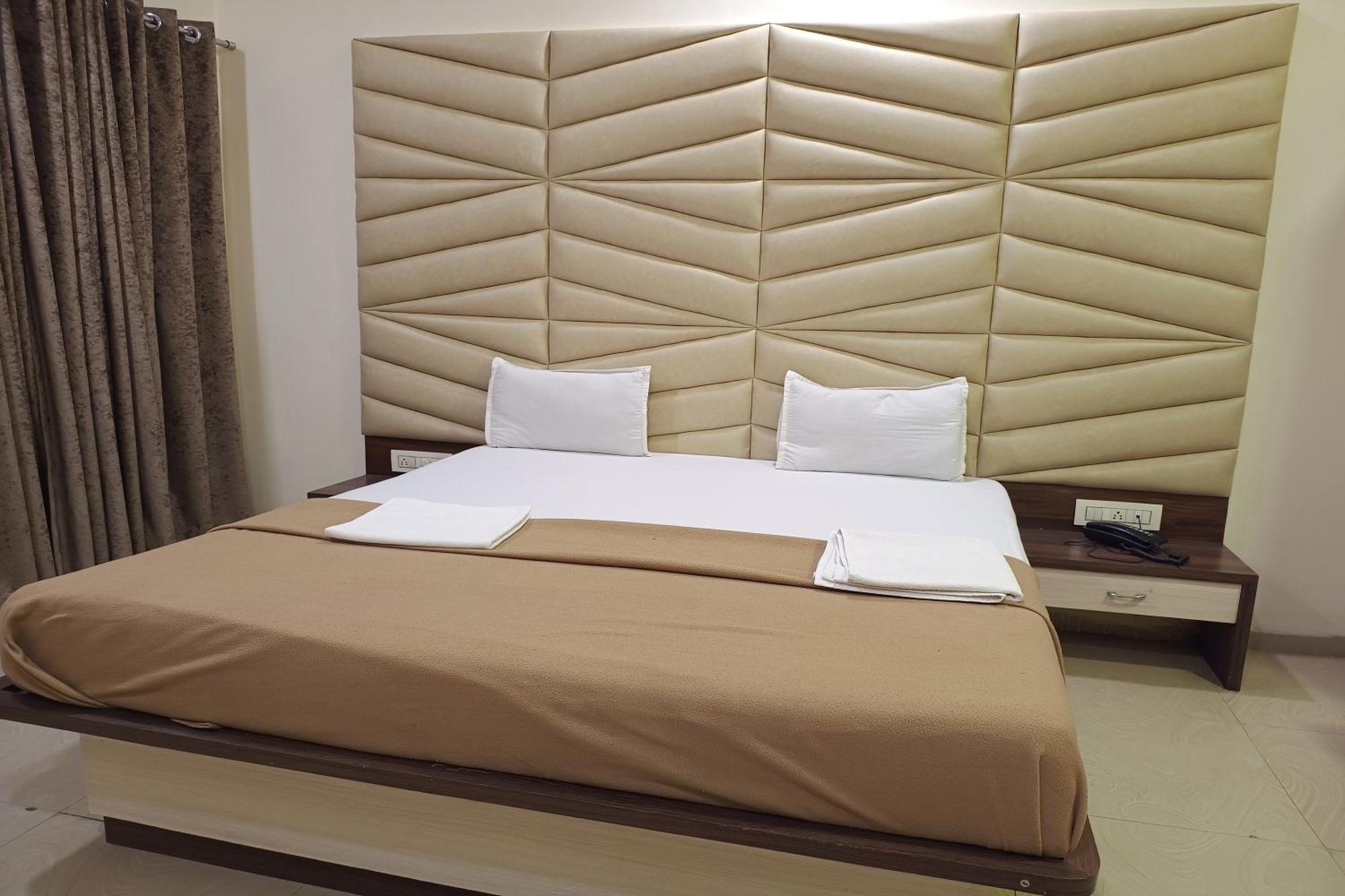 Hotel Apratim Lodging & Boarding Ulhāsnagar المظهر الخارجي الصورة