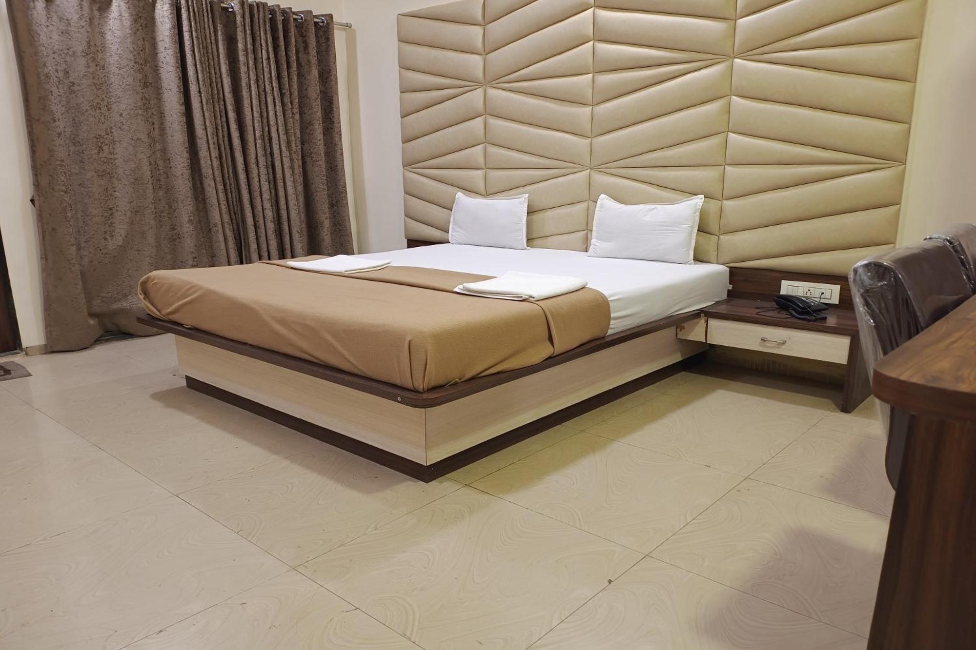 Hotel Apratim Lodging & Boarding Ulhāsnagar المظهر الخارجي الصورة