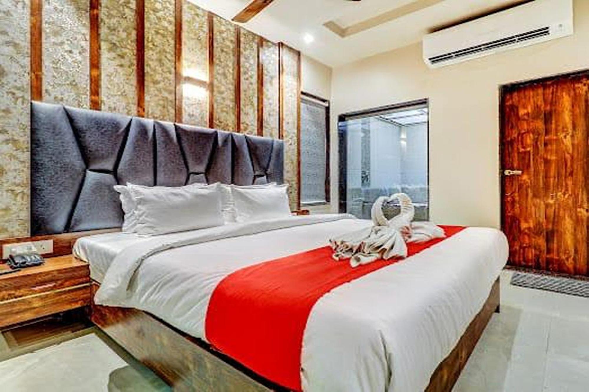 Hotel Apratim Lodging & Boarding Ulhāsnagar المظهر الخارجي الصورة