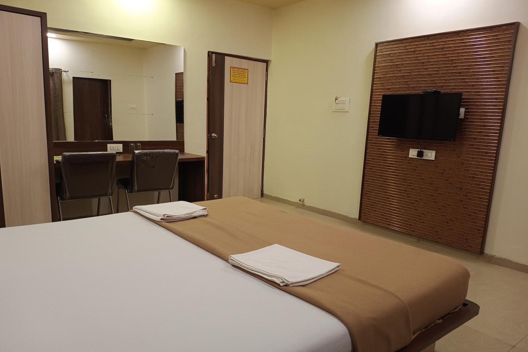 Hotel Apratim Lodging & Boarding Ulhāsnagar المظهر الخارجي الصورة