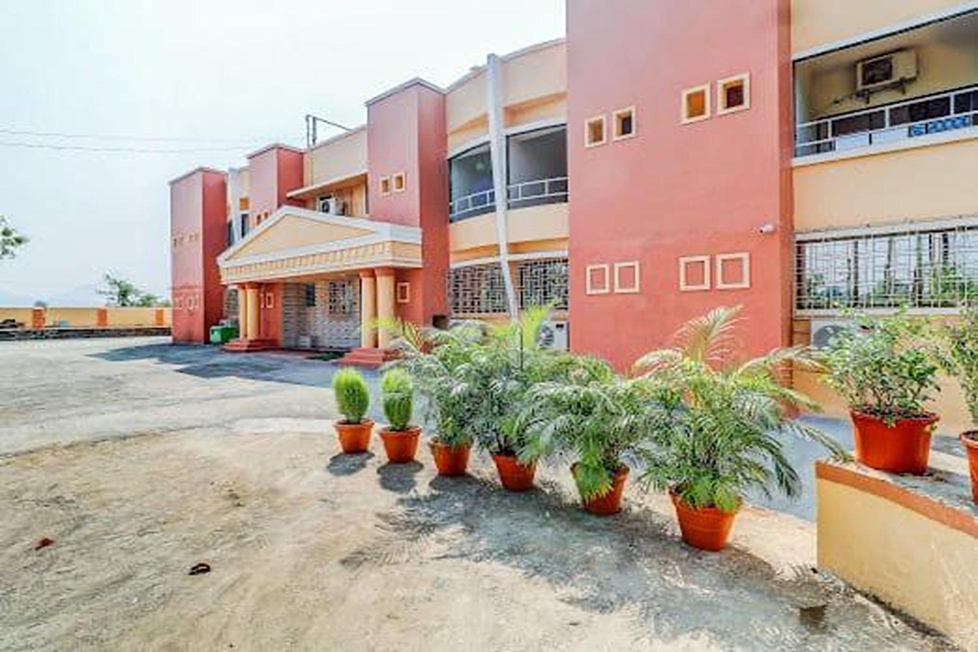 Hotel Apratim Lodging & Boarding Ulhāsnagar المظهر الخارجي الصورة